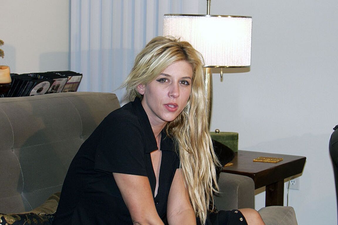 17P La jolie blonde au corps fantastique Stevie Knicks se fait couvrir de sperme