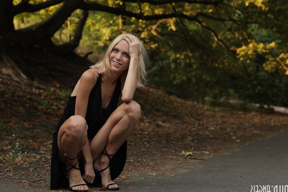 20P Teenie-Blondine zieht sich aus und entblößt verführerisch ihren anmutigen schlanken Körper