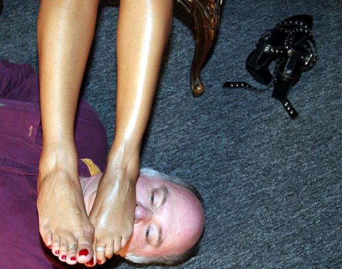 15P Foot Divas oliendo sus grandes pies