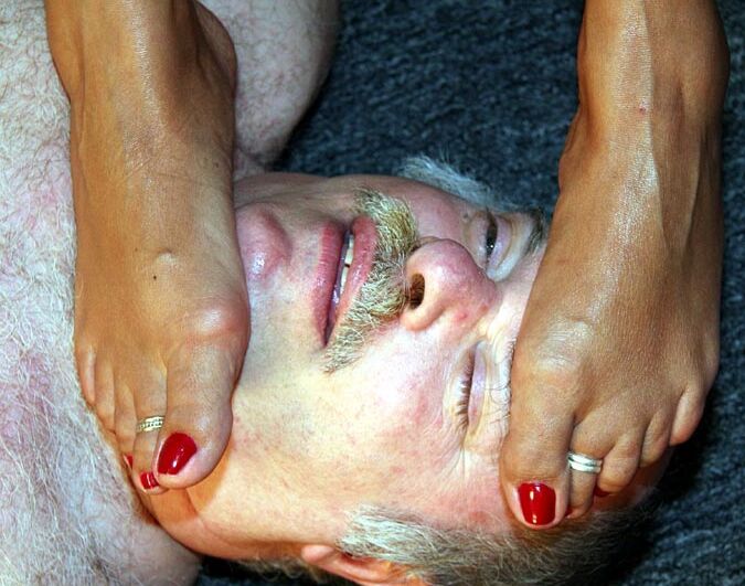 15P Foot Divas oliendo sus grandes pies