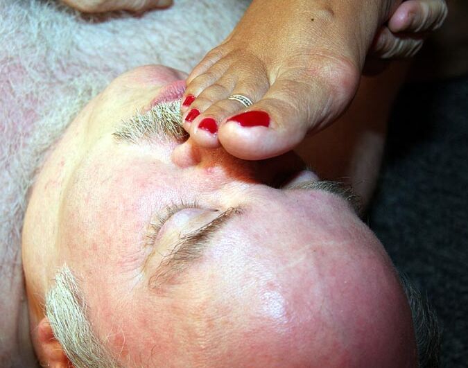 15P Foot Divas oliendo sus grandes pies