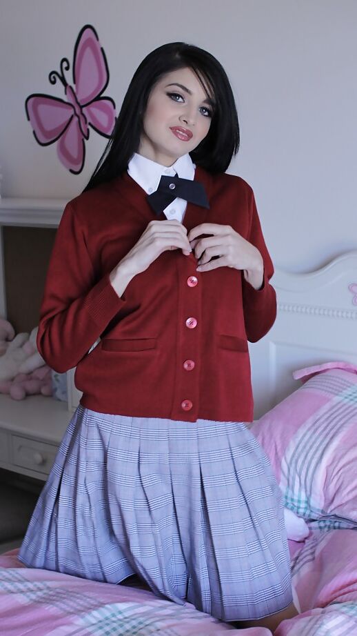 16P 制服を着たいたずらなティーン、ゾーイ・クッシュが小さなおっぱいを露出