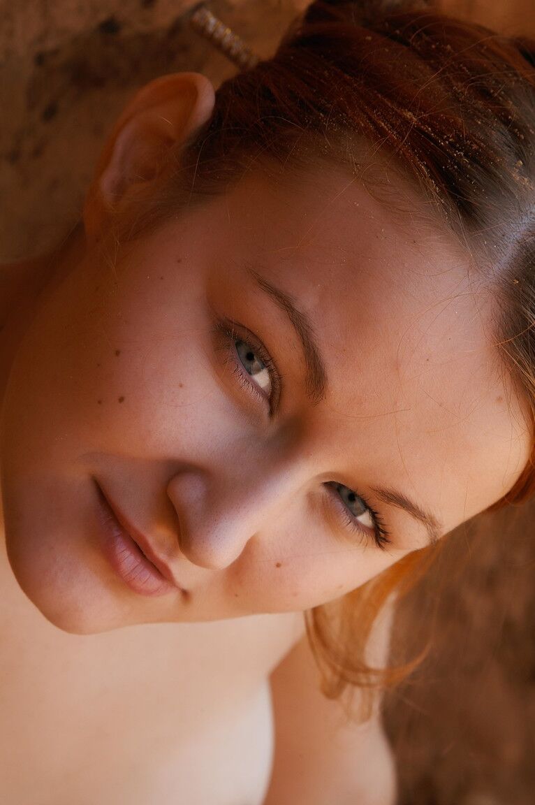 21P Nacktes Teenie-Model Tamara zeigt ihren tollen Körper beim Posieren im Dreck