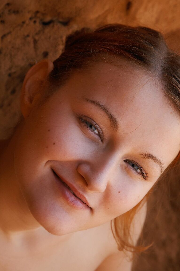 21P Nacktes Teenie-Model Tamara zeigt ihren tollen Körper beim Posieren im Dreck