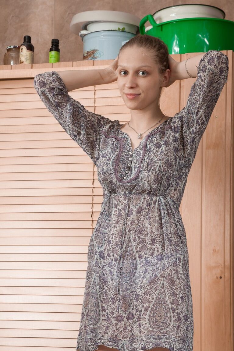 17P Skinny mergulhando gostosa Abigail com peitos grandes naturais se masturba buceta peluda