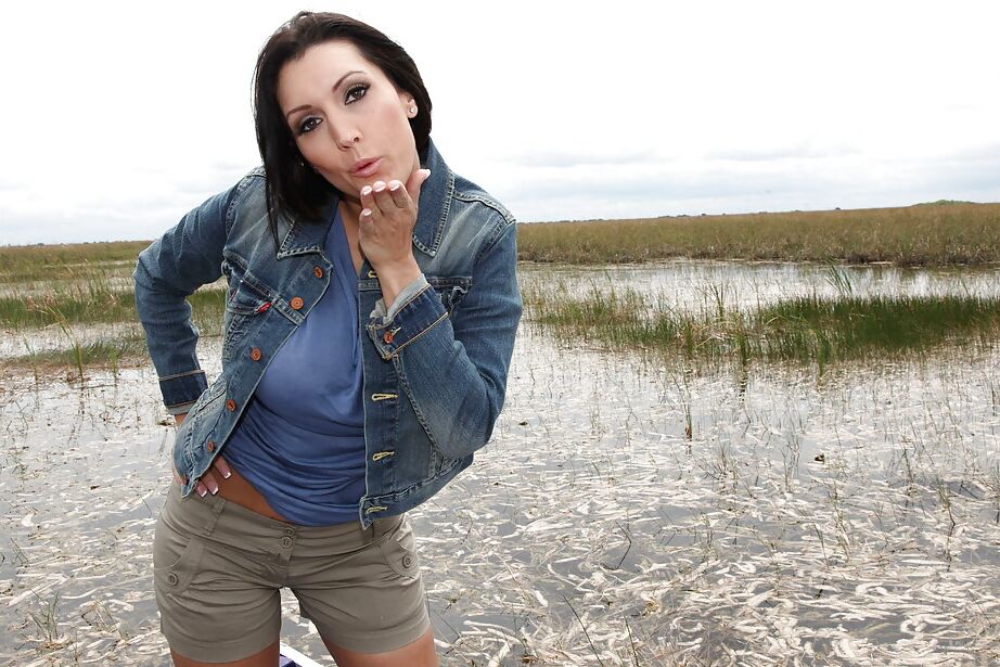 16P A pornstar beijável Dylan Ryder é tocada e fodida ao ar livre