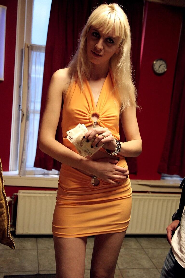 15P Slim blonde offre aux touristes sexuels le meilleur sexe qu'ils aient jamais eu