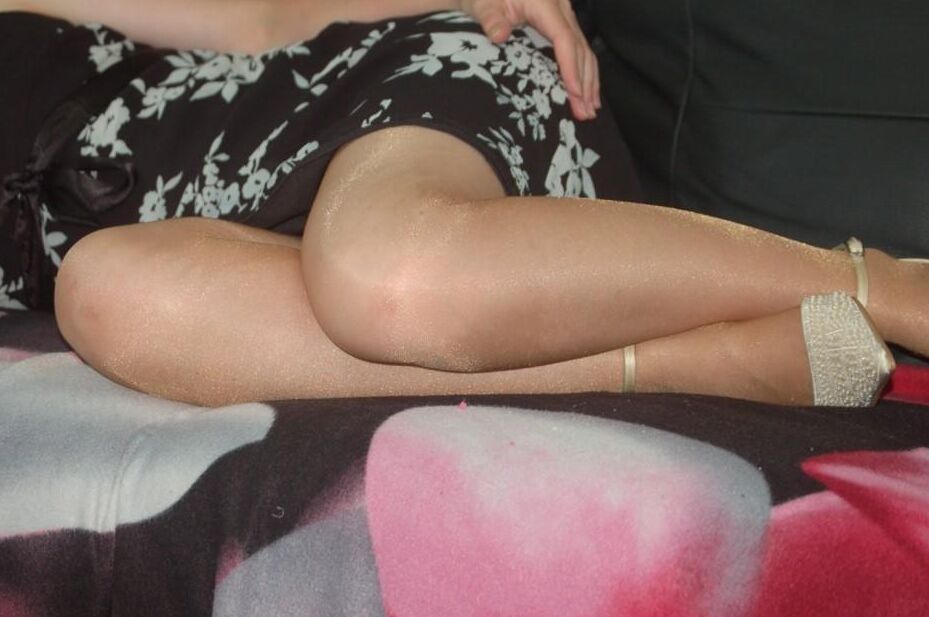 16P Mulher madura e feia exibindo belas pernas