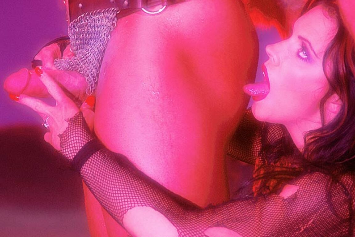 10P Impresionante MILF morena de grandes tetas Angelica Sin drena la polla de un afortunado