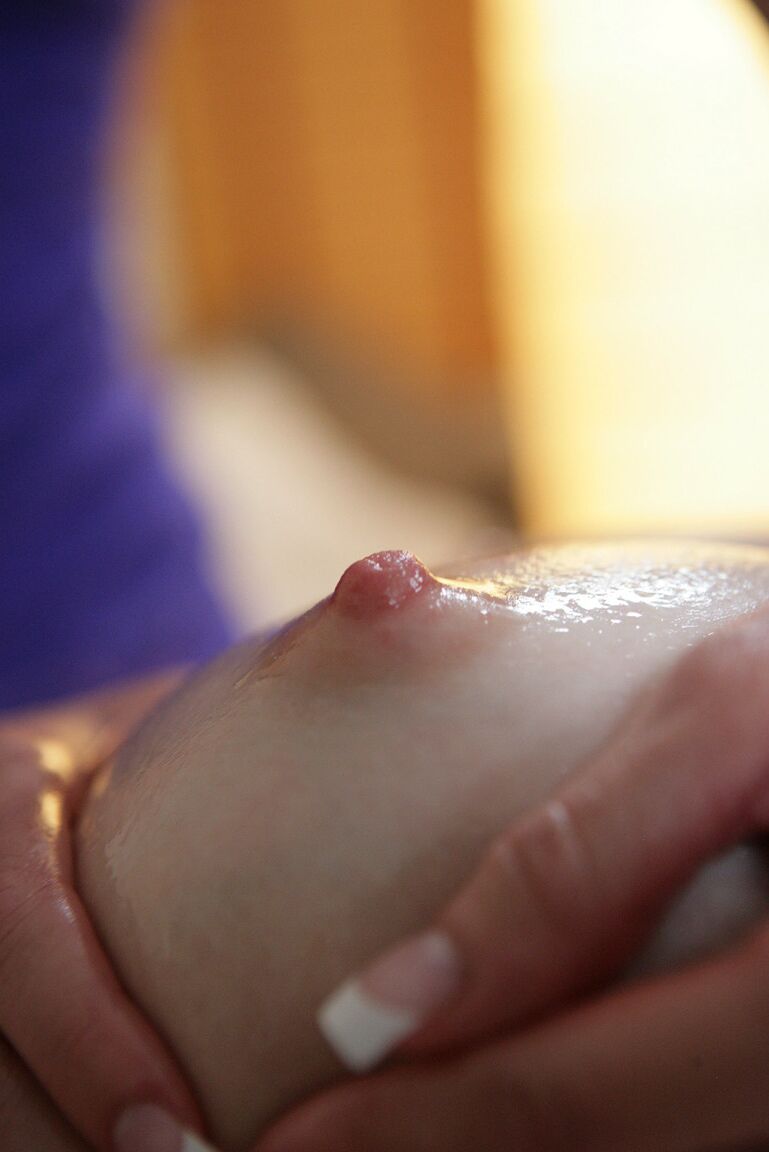 16P Lily Lovejoy is masturbated to orgasm by her masseuse Talia Shepard