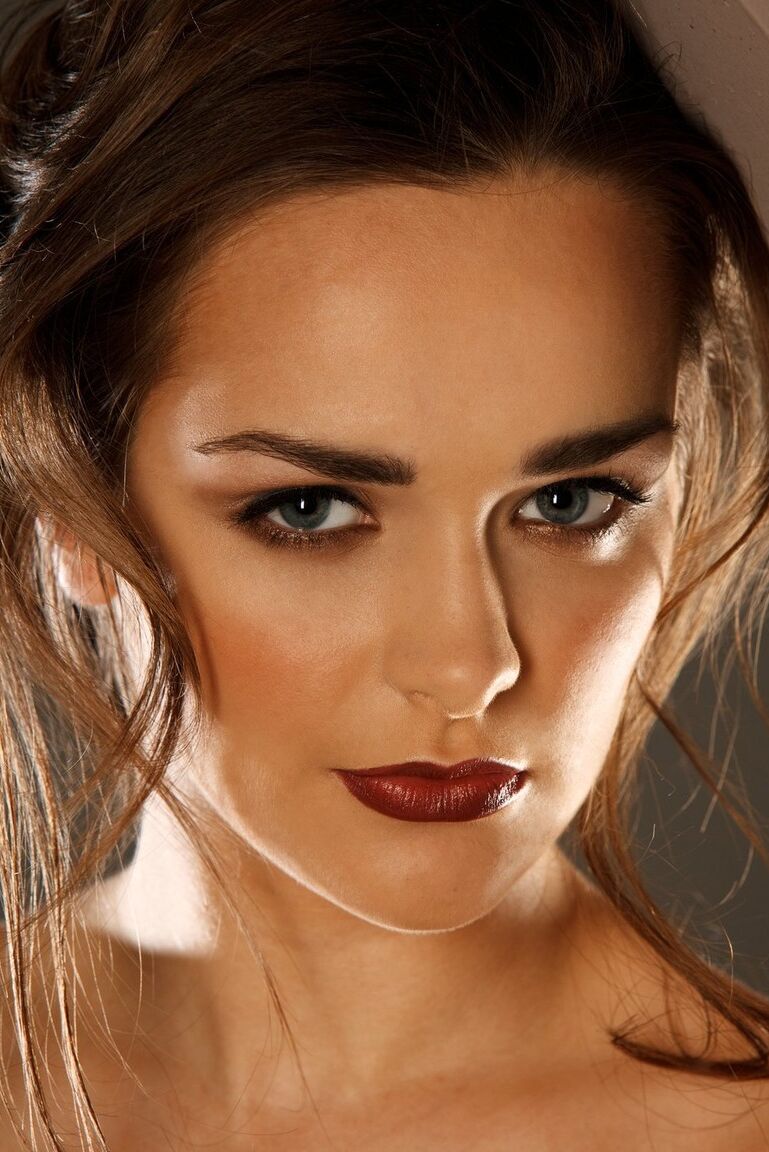 16P A deslumbrante modelo Kristen Pyles tira o vestido e revela seios naturais incríveis