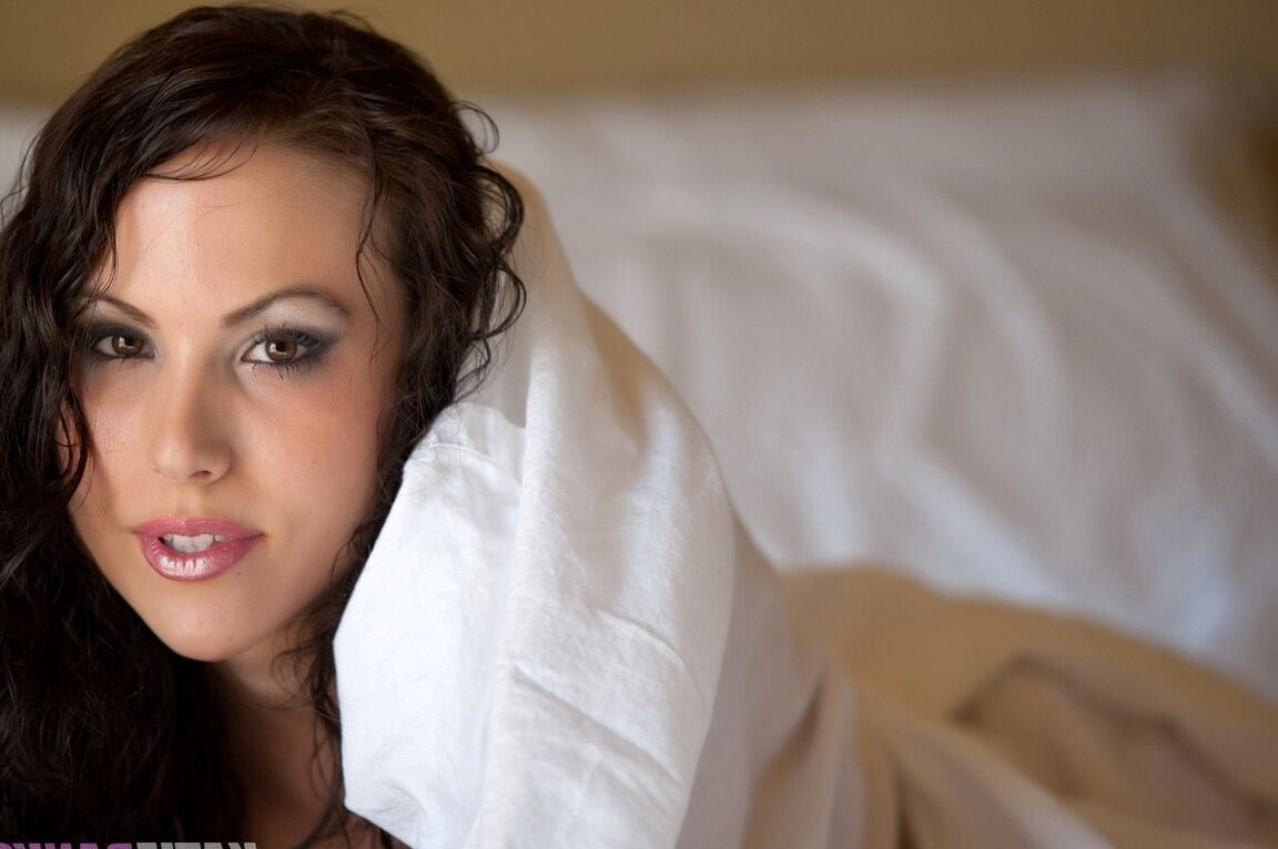 15P La hermosa Katie Banks se despierta con sus grandes tetas desnudas para masturbarse por la mañana