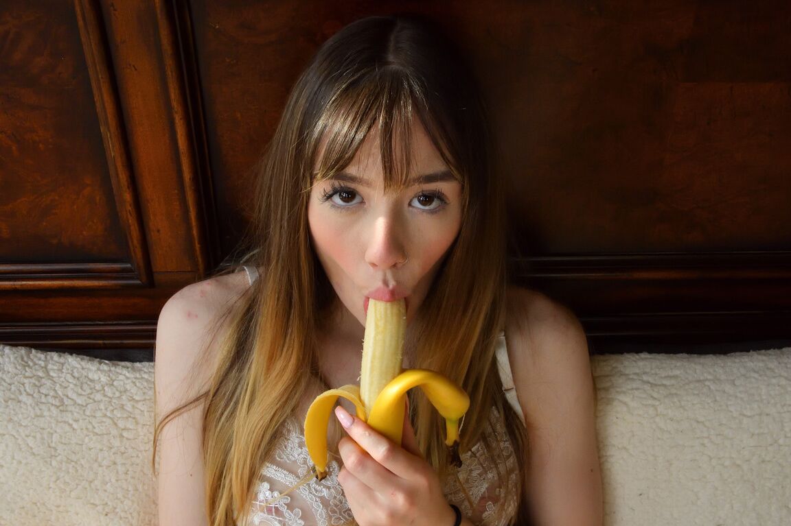 21P スレンダー美女ミシェルがおいしい足指をしゃぶる