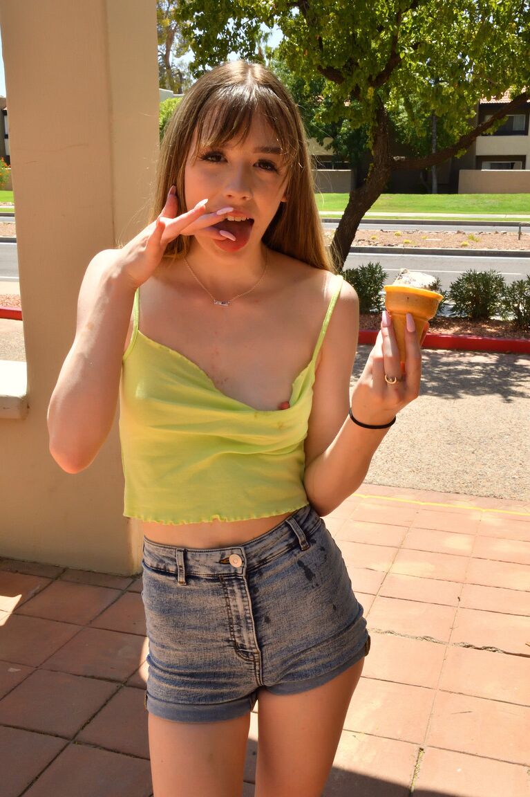 21P スレンダー美女ミシェルがおいしい足指をしゃぶる