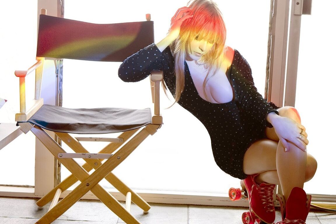 17P Das exotische goldhaarige Model Taryn Manning wird beim Fotoshooting unanständig