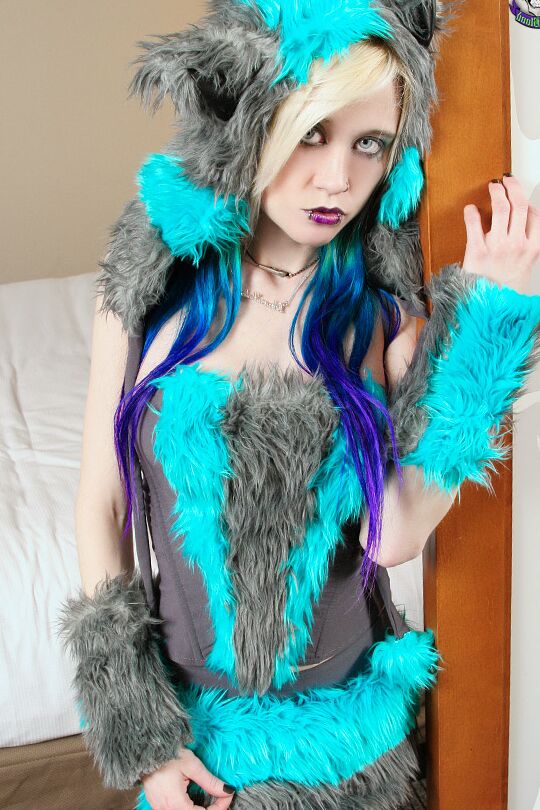 15P Adorable pequeña gatita raver con piel divertida
