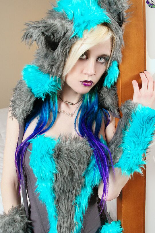15P Adorable pequeña gatita raver con piel divertida