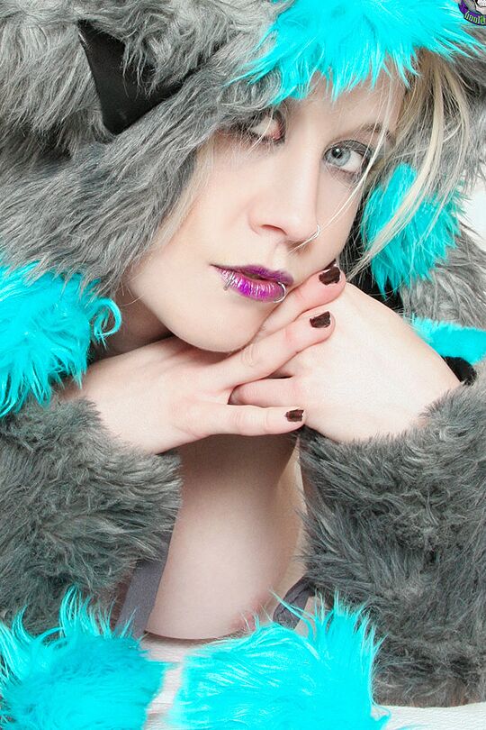 15P Adorable pequeña gatita raver con piel divertida