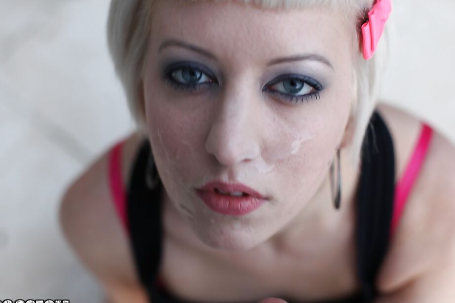 16P Nuttige Amateurin mit rasierter Fotze Cherry Torn wird gefickt und facialisiert