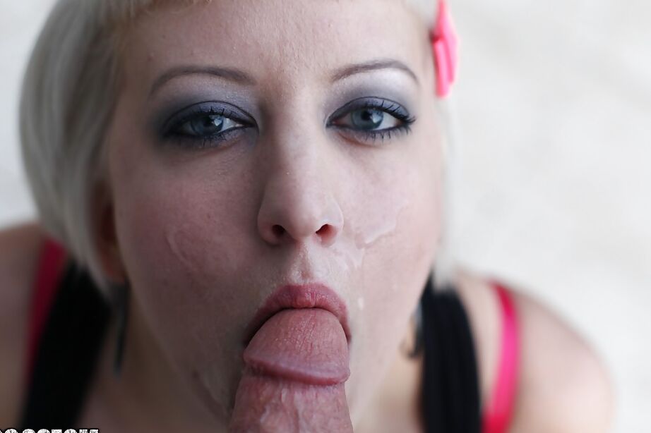 16P Nuttige Amateurin mit rasierter Fotze Cherry Torn wird gefickt und facialisiert