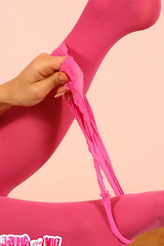 15P Amber en culotte rose et bas nylons roses sexy