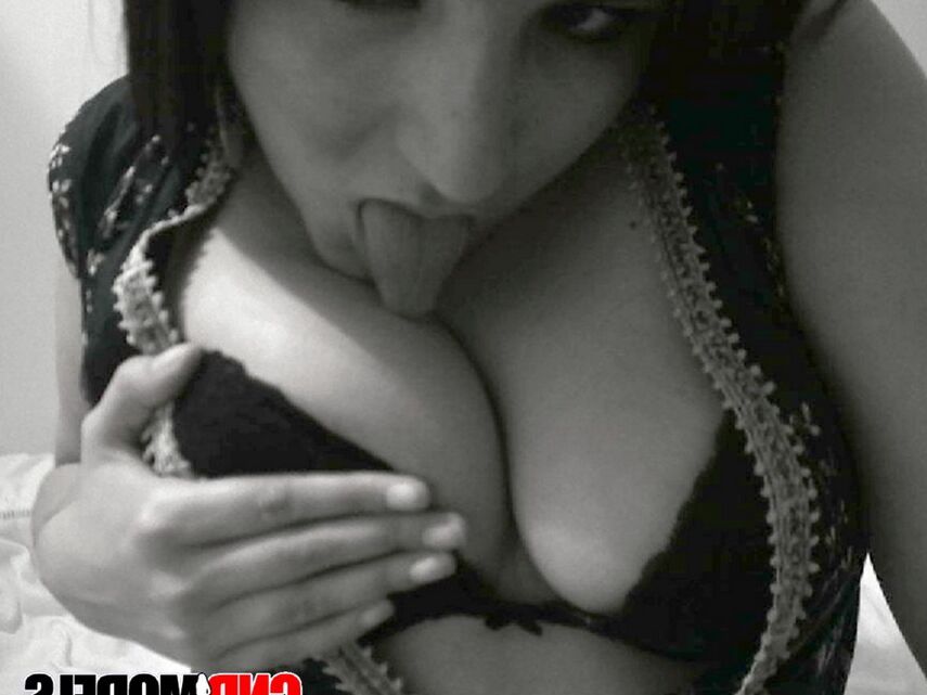 12P A Gina muy cachonda le encanta lamer sus grandes y jugosas tetas