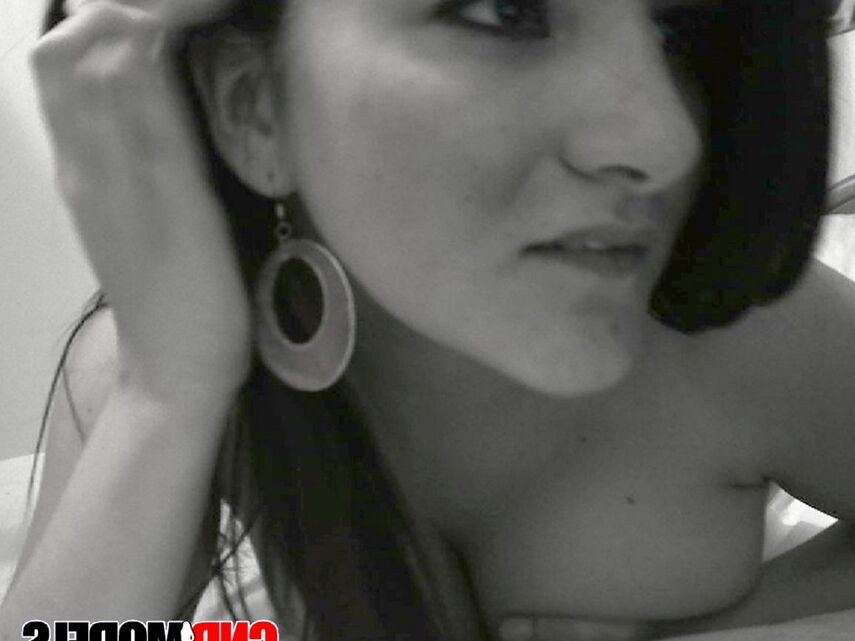 12P A Gina muy cachonda le encanta lamer sus grandes y jugosas tetas