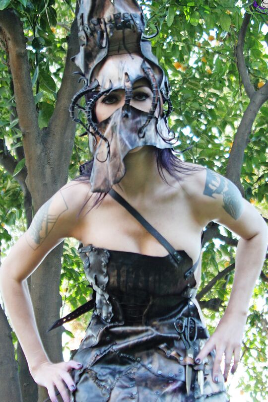 15P Kellie Laplegua, une femme tatouée, se met totalement nue sous un vieil arbre.