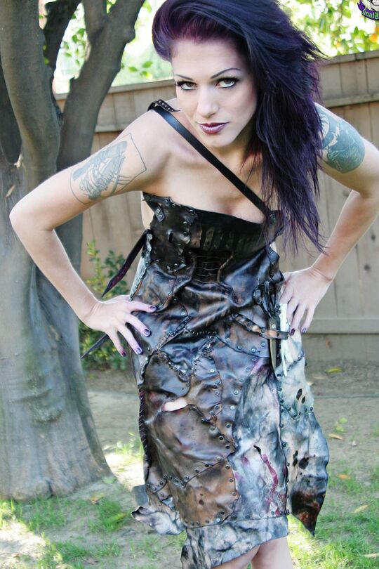 15P Kellie Laplegua, une femme tatouée, se met totalement nue sous un vieil arbre.