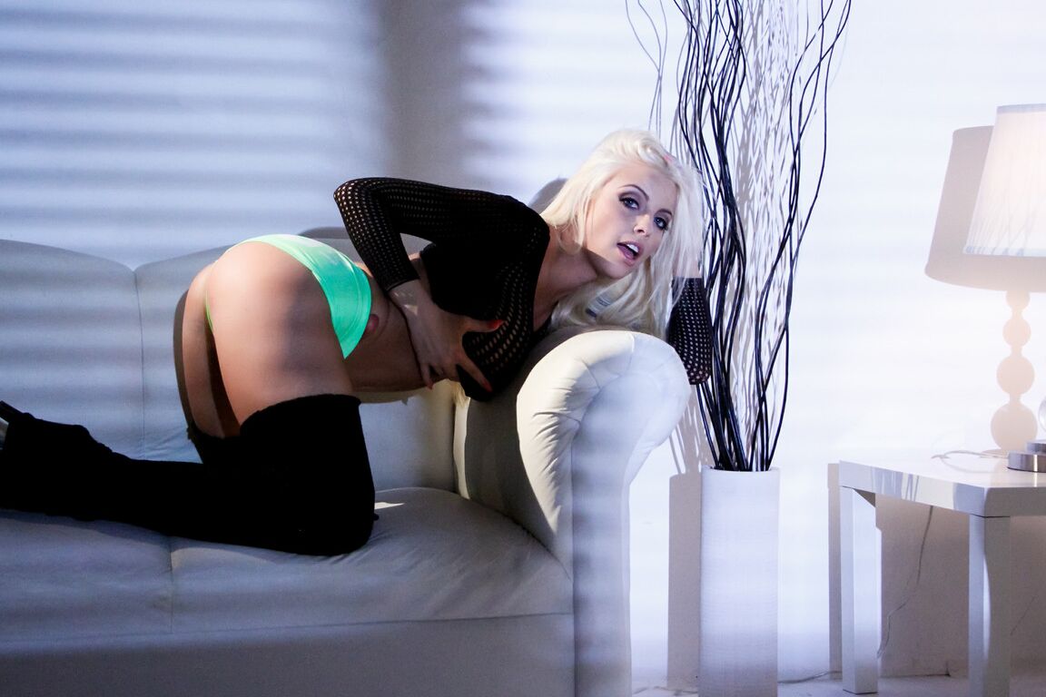 21P A sexy pornstar Britney Amber tira a blusa transparente e o short verde