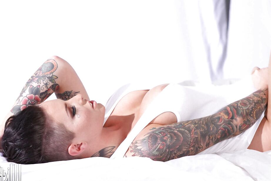 16P Tattooed knockout Christy Mack uncovering her flalwless curves