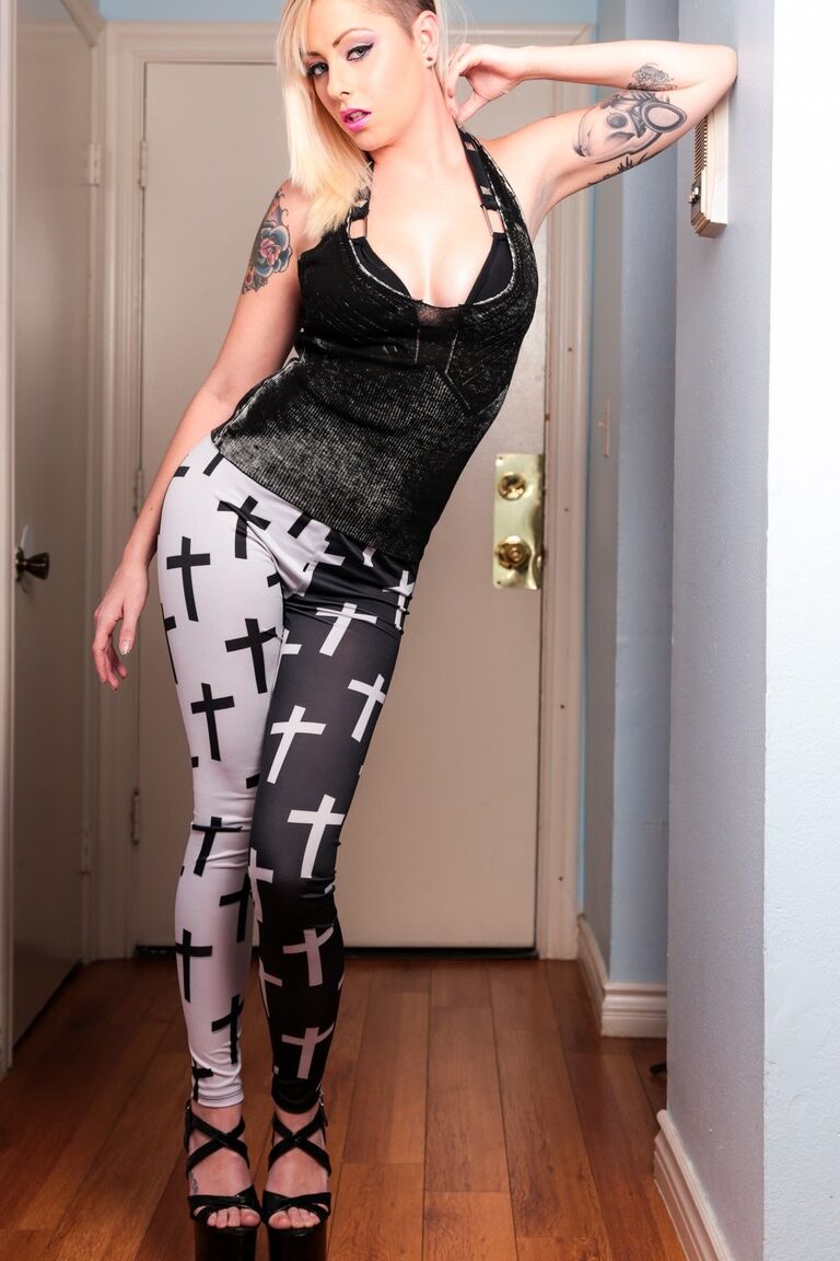 15P A gótica gostosa Nicole Malice tira a roupa para posar seu corpo nu e tatuado sugestivamente