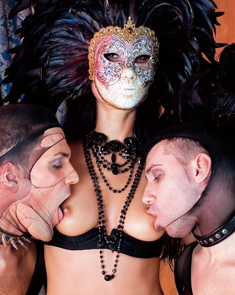 12P La chica de pelo oscuro Sara Twain participa en un extraño sexo BBG