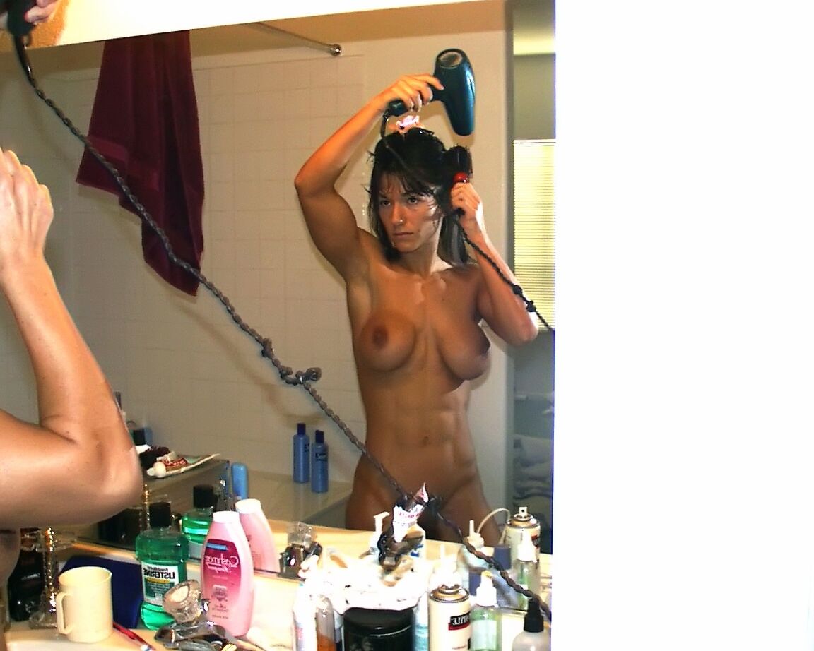 13P La bodybuildeuse Vénus fait ses affaires dans la salle de bain alors qu'elle est complètement nue