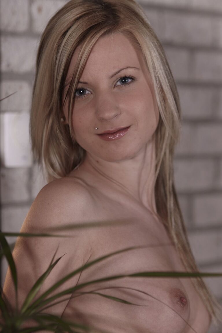 21P Glamour Babe Candy Lover macht wunderschöne Nacktposen, um ihre schönen Titten zu zeigen