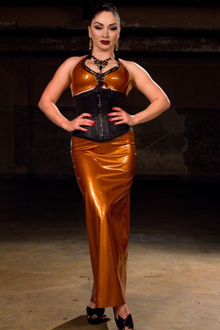 15P La dominatrice vêtue Lea Lexis a ses sous-hommes en latex sans entrejambe