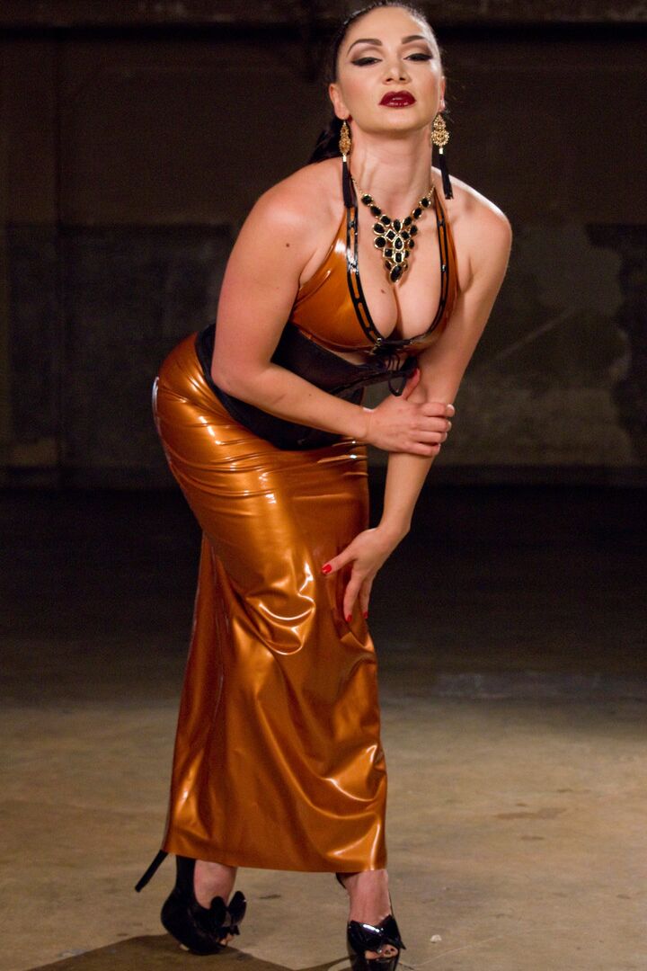 15P La dominatrice vêtue Lea Lexis a ses sous-hommes en latex sans entrejambe