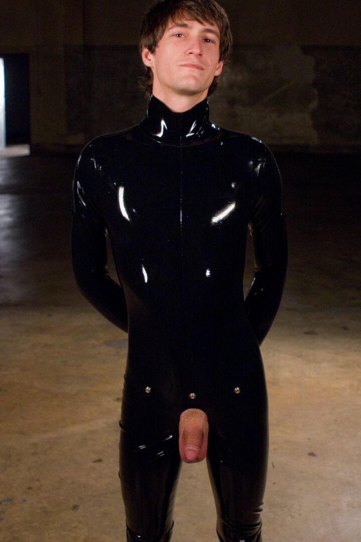 15P La dominatrice vêtue Lea Lexis a ses sous-hommes en latex sans entrejambe