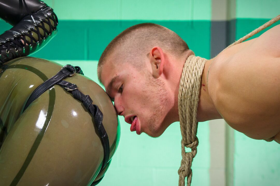 17P Latex attired Domme Cherry Torn pegs a male sub after sensory deprivation