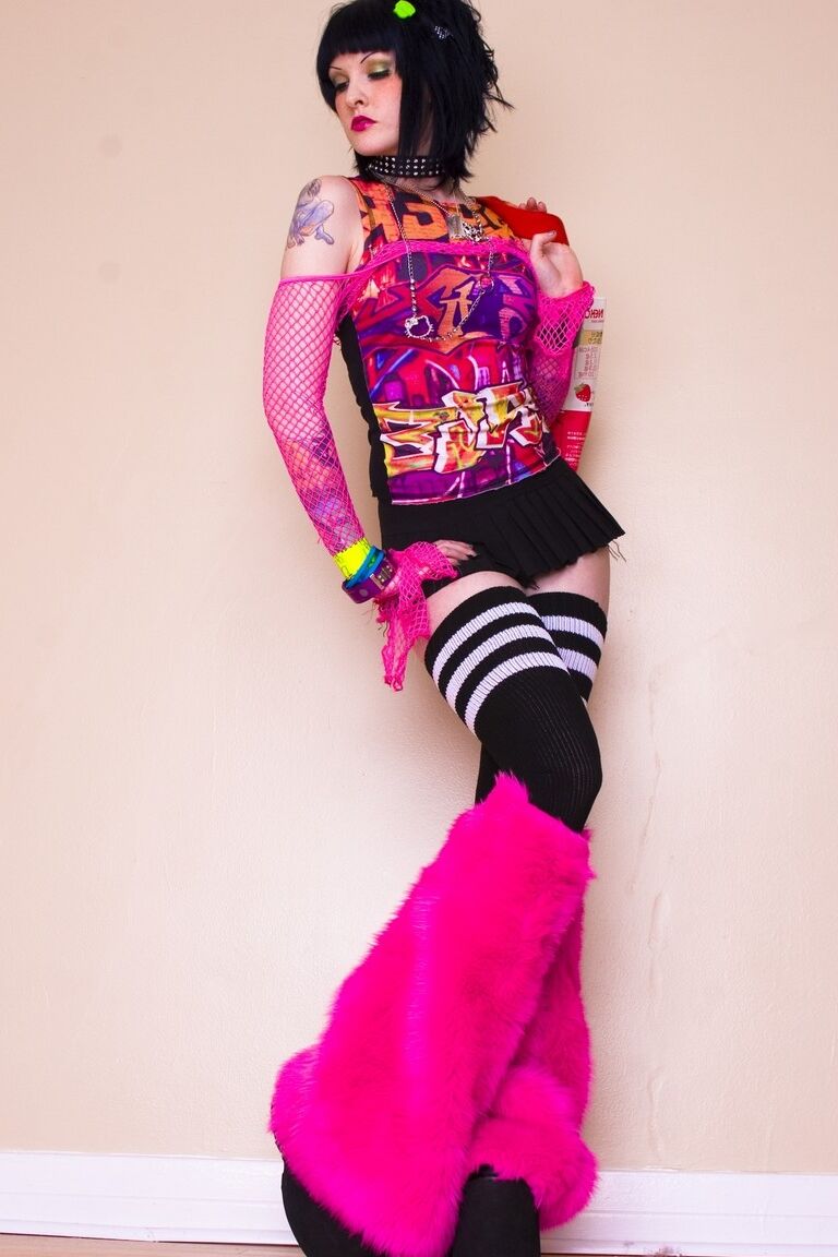 17P Chica punk colorida posando con un traje de cachonda antes de revelar su apretado coño