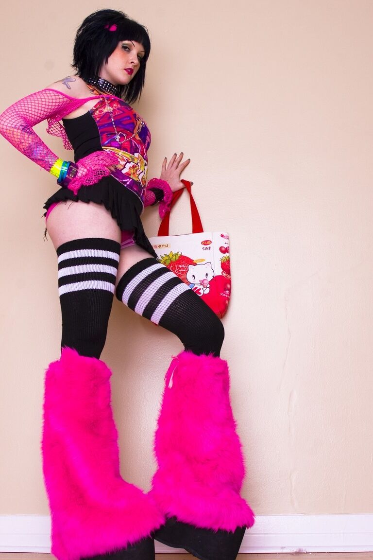 17P Chica punk colorida posando con un traje de cachonda antes de revelar su apretado coño