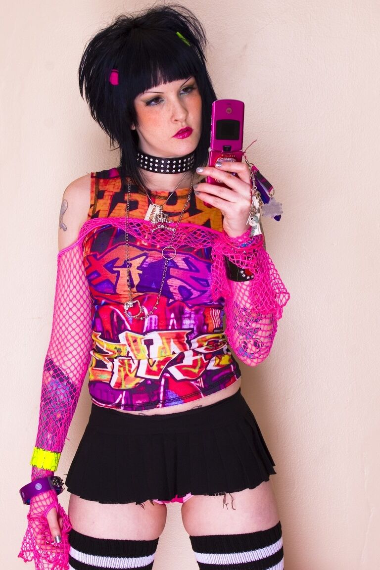 17P Chica punk colorida posando con un traje de cachonda antes de revelar su apretado coño
