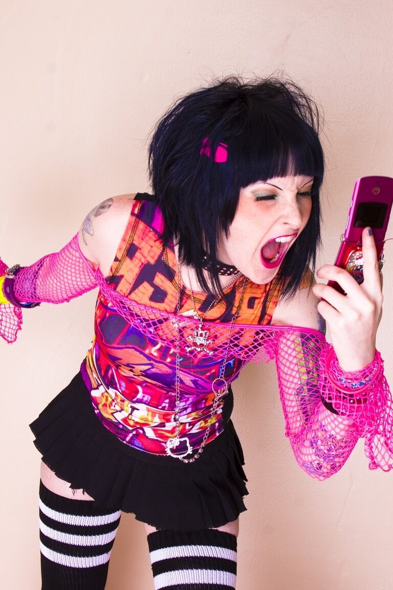 17P Chica punk colorida posando con un traje de cachonda antes de revelar su apretado coño