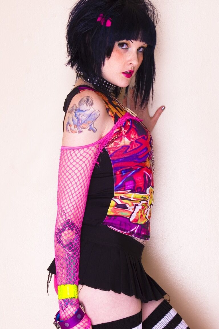 17P Chica punk colorida posando con un traje de cachonda antes de revelar su apretado coño