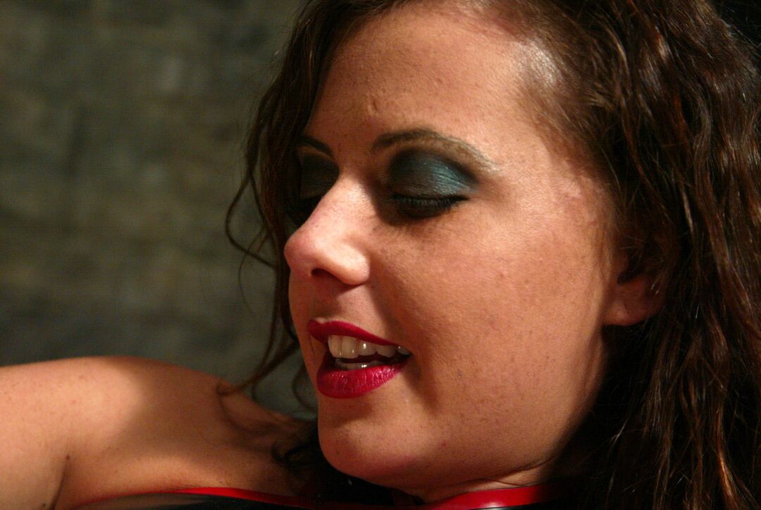 17P Dominatrix Penny Flame weist ihren männlichen Sklaven durch die Muschilecksitzung an