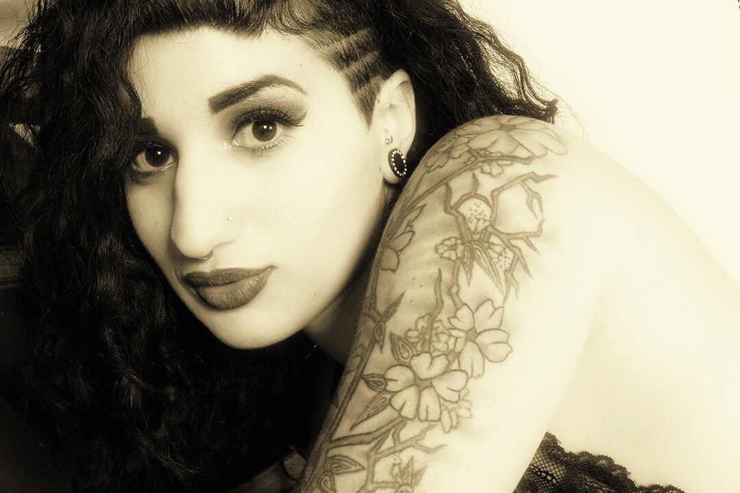 15P A gótica peituda Arabelle Raphael mostra sua bunda grande e buceta em meias sexy