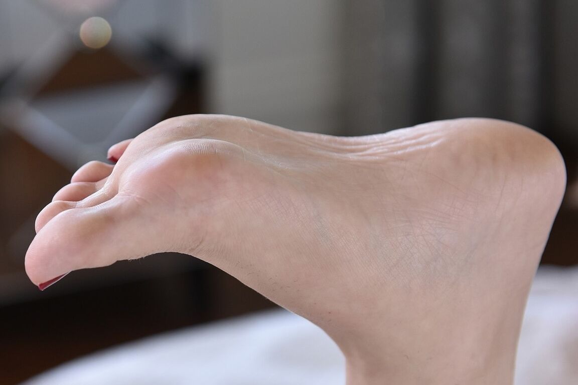 17P La douce et innocente adolescente Alina West affiche une bulle mais de beaux pieds