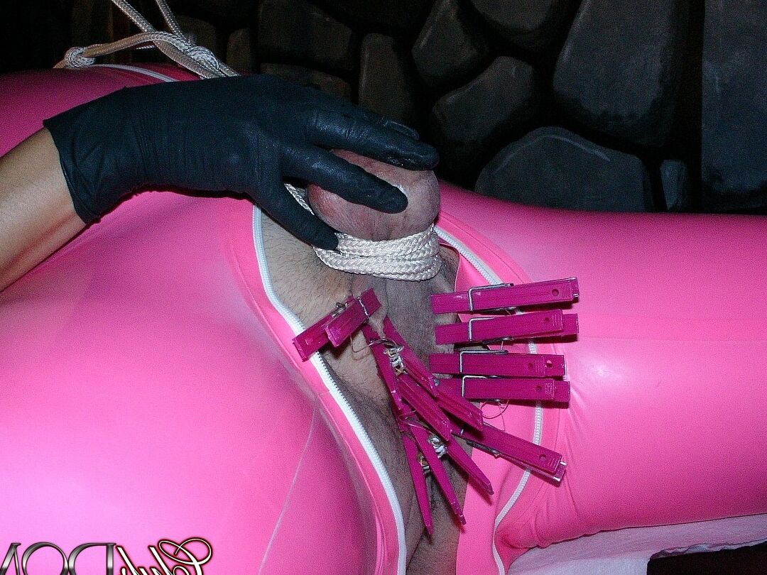 14P Mujer caliente de tetas naturales tortura y se folla a su esclava sexual con un conjunto rosa