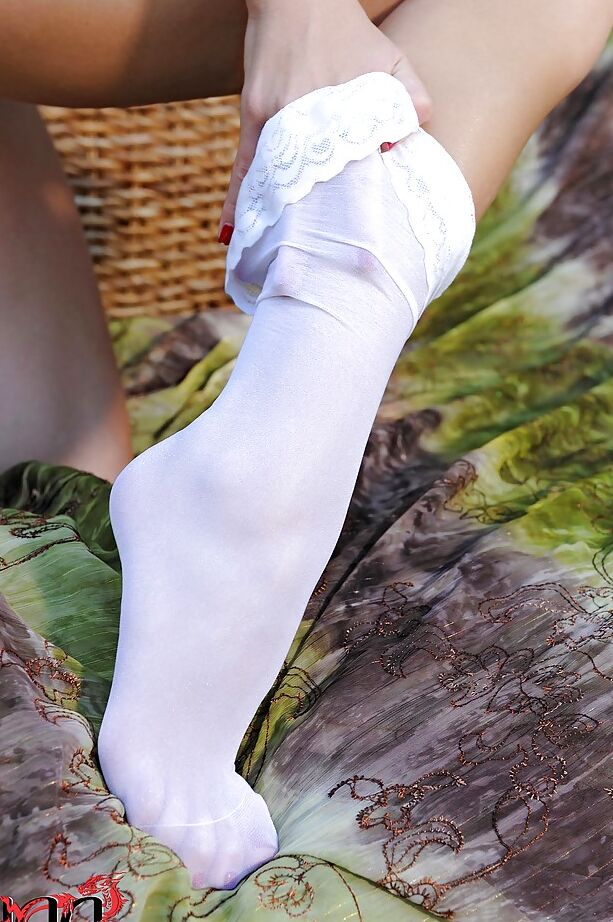 16P Redhead foot fetish babe getting rid of her nylons and toying her holes