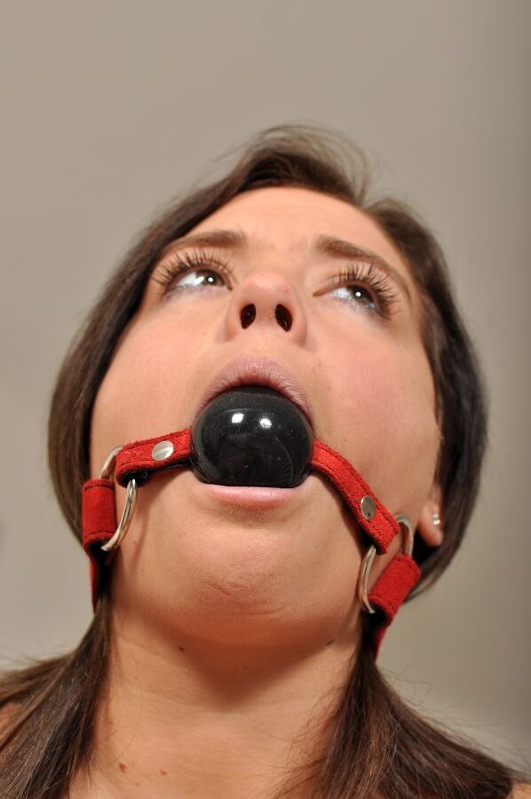 12P Salope de bondage déshabillée et ligotée au bureau
